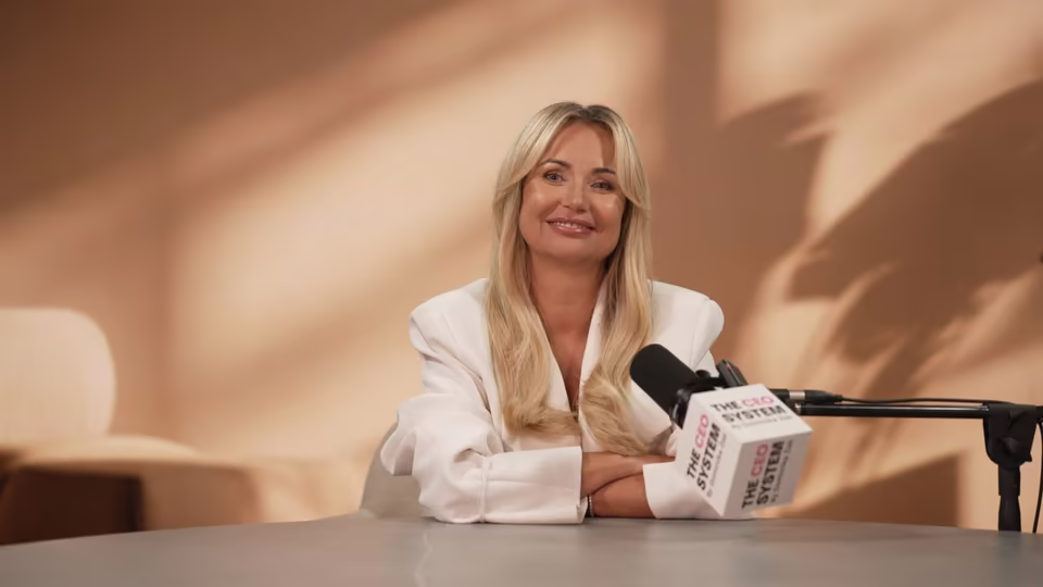 Kadr z nagrania opinii: Dominika Żak w białej marynarce przy mikrofonie w studiu