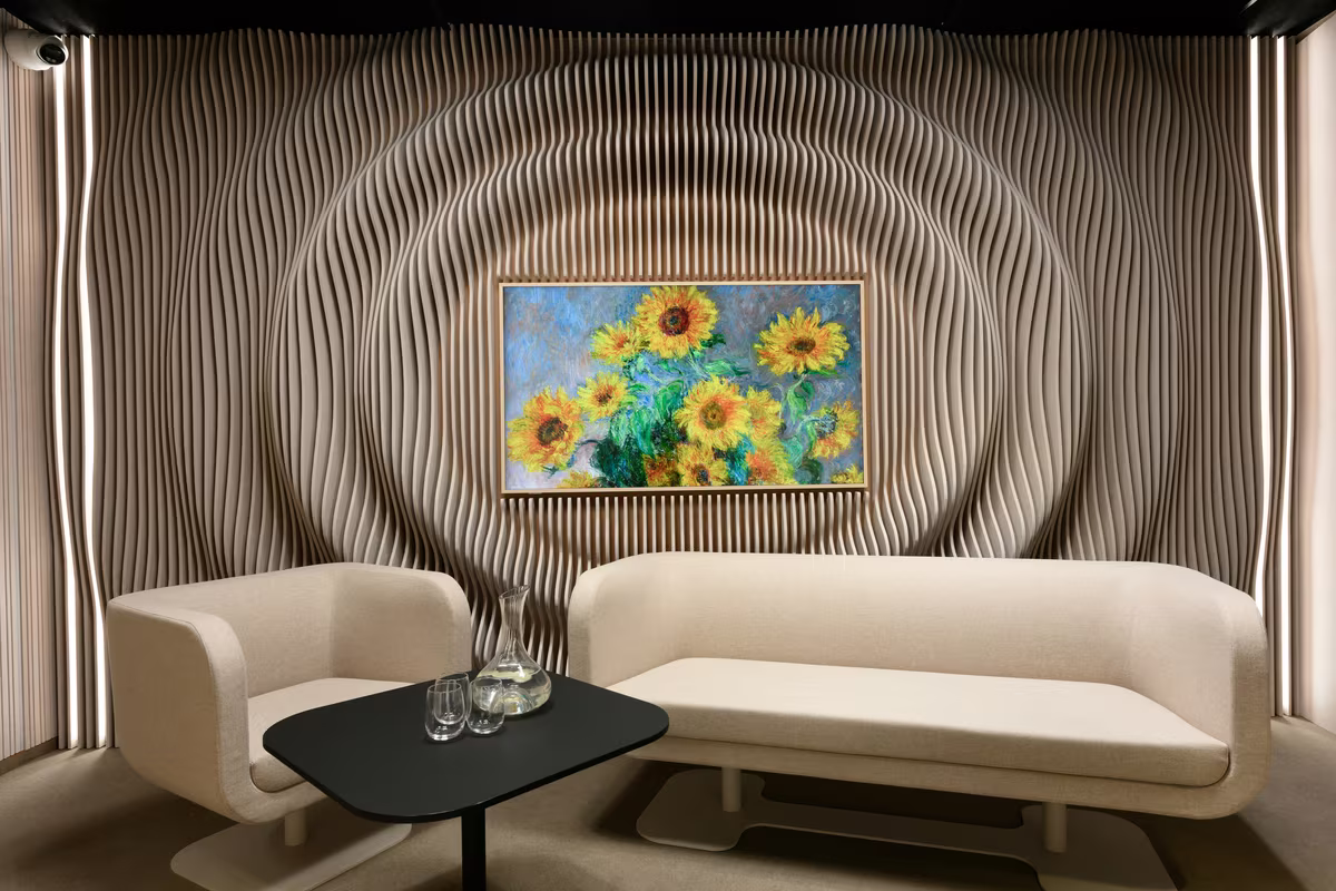 STUDIO LOUNGE w drugiej aranżacji: sofa i fotel przed ścianą z filcu